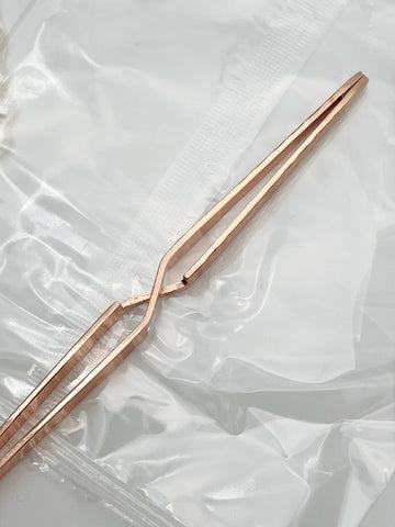 Pinch pliers and pusher in a rose gold