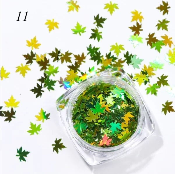 Nail art maple leaves autumn motif green